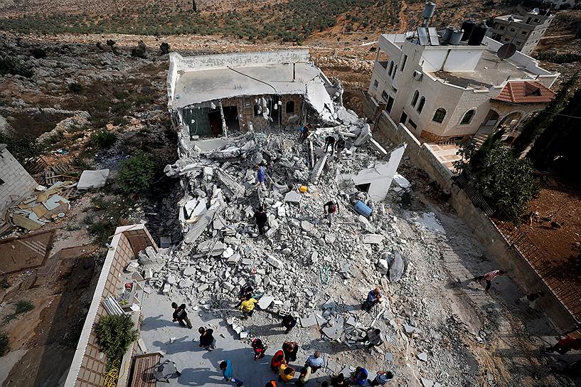 Деревня Дейр Абу Машал, Палестина. Люди собираются на руинах дома, разрушенного израильскими войсками на Западном береге реки Иордан