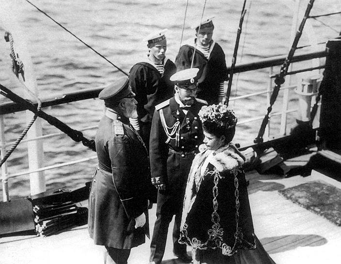 «От всей души благодарю тебя, дорогая мама. Я знаю, что ты молишься о твоем бедном Ники» (на фото — император Николай II и вдовствующая императрица Мария Федоровна на борту царской яхты, 1908 год)