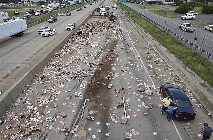 Арканзас, США. Замороженная пицца на перекрытой на несколько часов скоростной автомагистрали 30, рассыпавшаяся из грузовой фуры после аварии