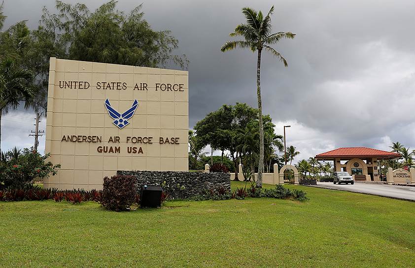 В настоящее время Гуам является крупнейшей стратегической военной базой США в Тихом океане. Основными военными объектами являются военно-морская база Апра-Харбор и авиабаза Андерсен (на фото). Численность американского военного контингента — около 7 тыс. человек