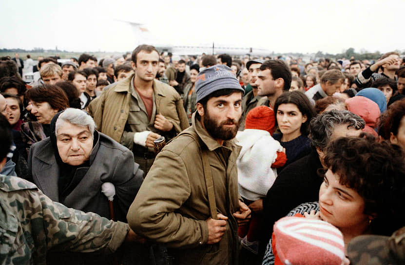 14 августа 1992 года войска Грузии вошли в Абхазию, оккупировав Гальский, Очамчирский и Гульрипшский районы. Армия вышла к восточным пригородам Сухума, где начались вооруженные столкновения с абхазскими формированиями &lt;br>На фото: грузинские семьи эвакуируются из Сухума