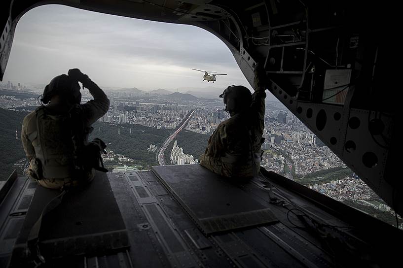 Сеул, Южная Корея. Военные летят на вертолете