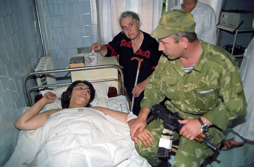 Вскоре грузинские военные заняли Гагру &lt;br>
На фото: абхазская женщина лечится после грузинского артобстрела