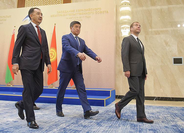 Премьер-министр Казахстана Бакытжан Сагинтанев (слева), премьер-министр Киргизии Сооронбай Жээнбеков (второй слева) и премьер-министр России Дмитрий Медведев 