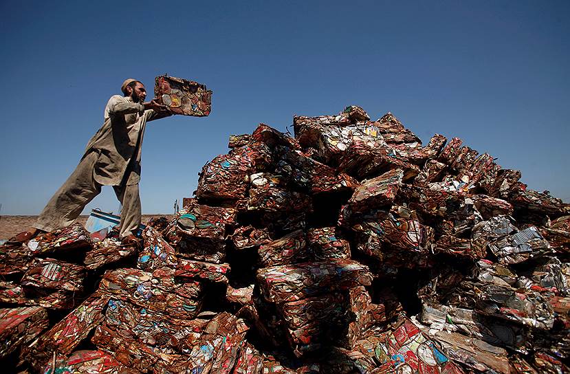 Пешавар, Пакистан. Сбор брикетов металлолома для переработки