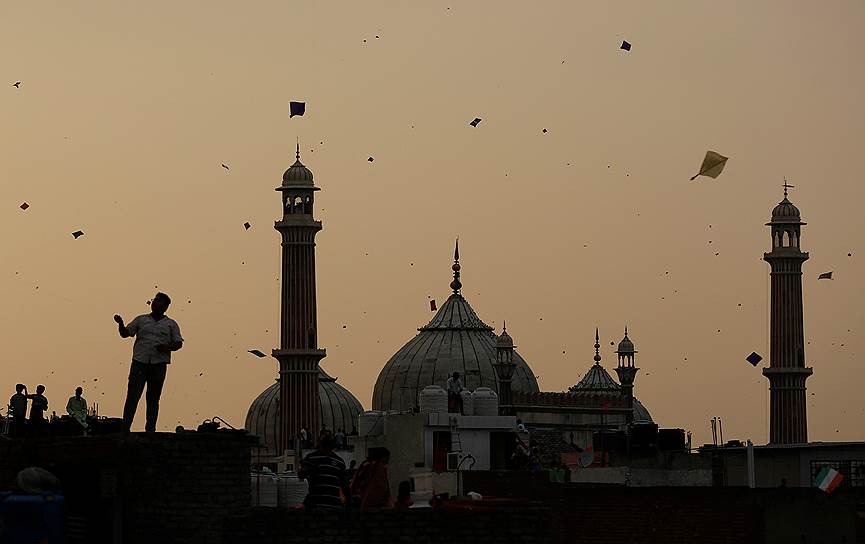 Дели, Индия. Запуск воздушных змеев с крыш в честь дня независимости