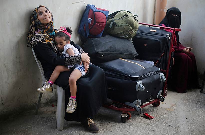 Рафах, Сектор Газа. Палестинка с дочерью на руках ожидает выдачи разрешения на пересечение египетско-рафахской границы