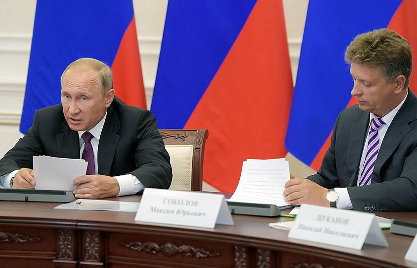  Президент России Владимир Путин (слева) и министр транспорта России Максим Соколов 