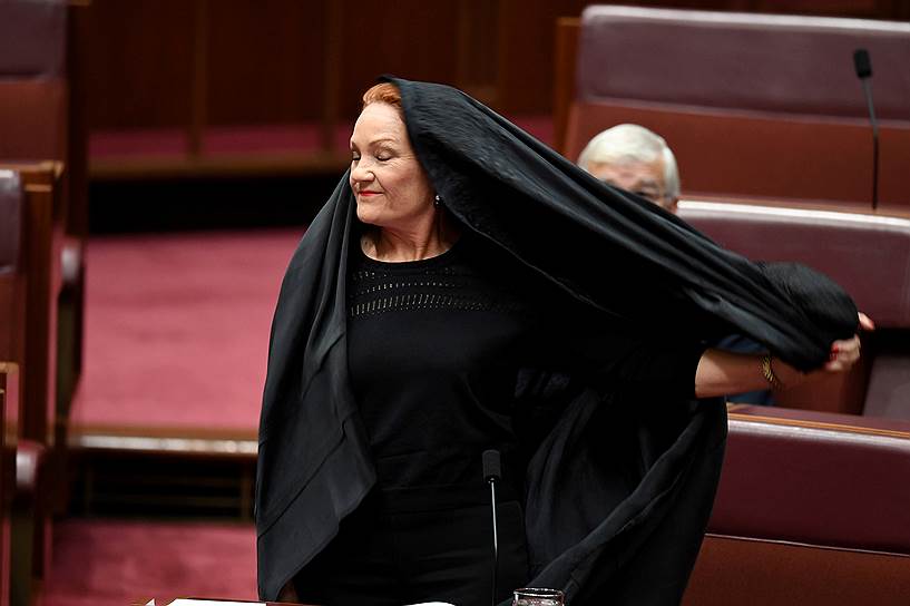 Канберра, Австралия. Лидер правой австралийской партии «Одна нация» Полин Хэнсон пришла в здание парламента в бурке — мусульманской одежде, закрывающей все тело и оставляющей видными только глаза женщины. Она призвала запретить такую одежду в стране