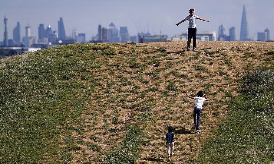 Лондон, Англия. Дети играют на холме