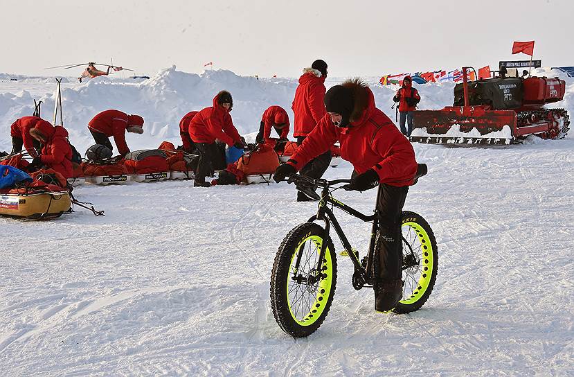 С 2002 года вблизи Северного полюса работает сезонный лагерь «Барнео». Его открывают в начале апреля и закрывают примерно через месяц, но для мира она является главным свидетельством присутствия России в Арктике