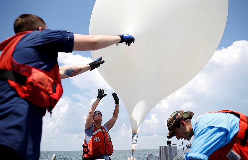 Чарльстон, США. Профессор Чарльстонского университета (в центре) выпускает воздушный шар в рамках подготовки к проекту Space Grant Ballooning в преддверии солнечного затмения в понедельник