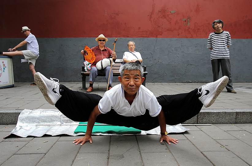 Пекин, Китай. Тренировка кунг-фу в общественном парке 