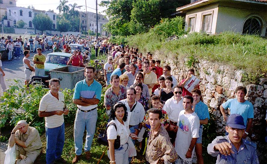 29 августа 1994 года. Очередь в посольство Мексики в Гаване, Куба