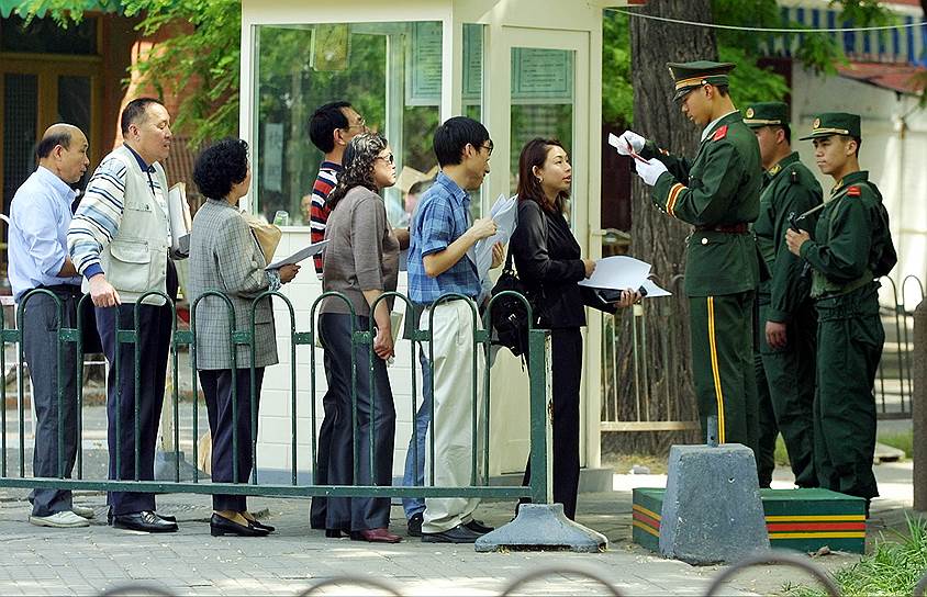 20 мая 2002 года. Очередь в посольство США в Пекине, Китай