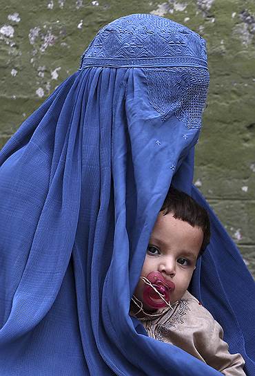 Пешавар, Пакистан. Афганская беженка с ребенком на руках