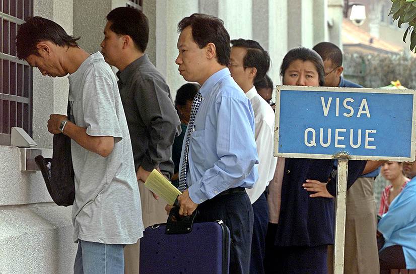 3 октября 2002 года. Очередь за визой в посольство США в Куала-Лумпуре, Малайзия