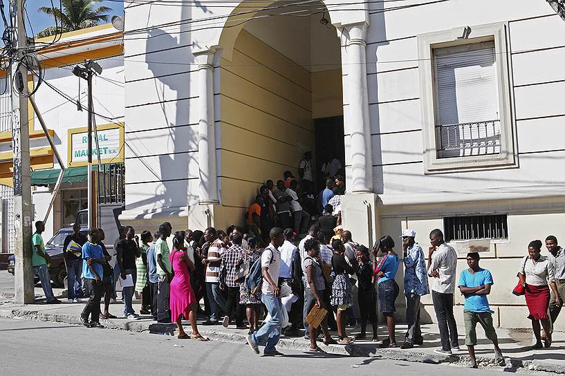 23 января 2014 года. Очередь за визами в посольство Бразилии в Порт-о-Пренсе, Гаити
