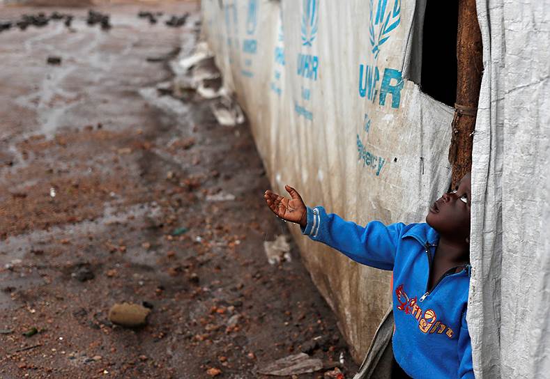 Аруа, Уганда. Мальчик-беженец из Южного Судана ловит дождевые капли
