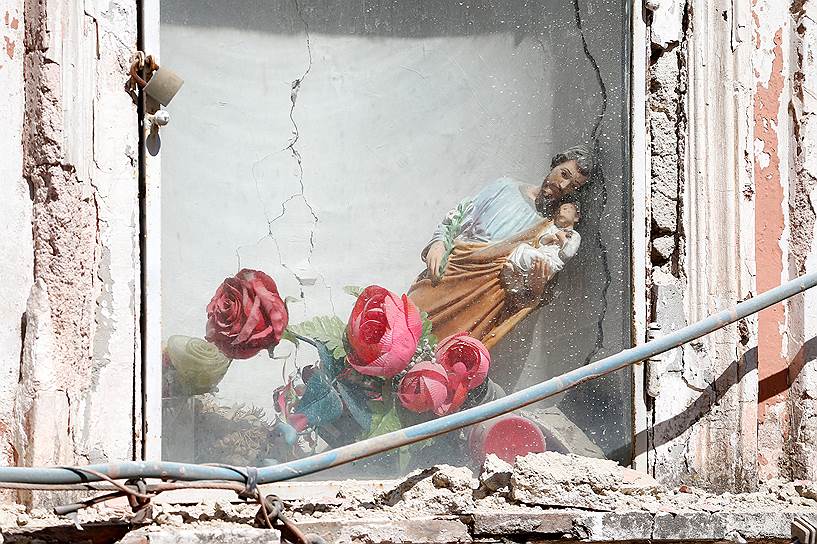 Искья, Италия. Опрокинувшаяся в результате землетрясения статуэтка