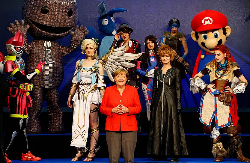 Кельн, Германия. Канцлер Германии Ангела Меркель открывает ежегодную выставку компьютерных игр Gamescom