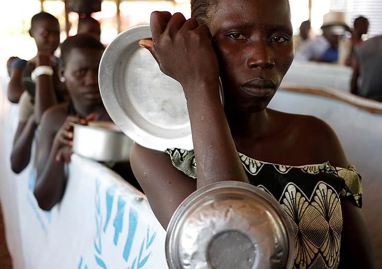 Омуго, Уганда. Беженцы из Судана в ожидании раздачи еды