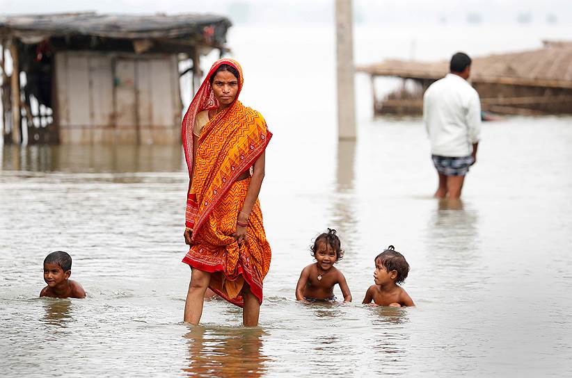 Бихар, Индия. Женщина идет по затопленной деревне
