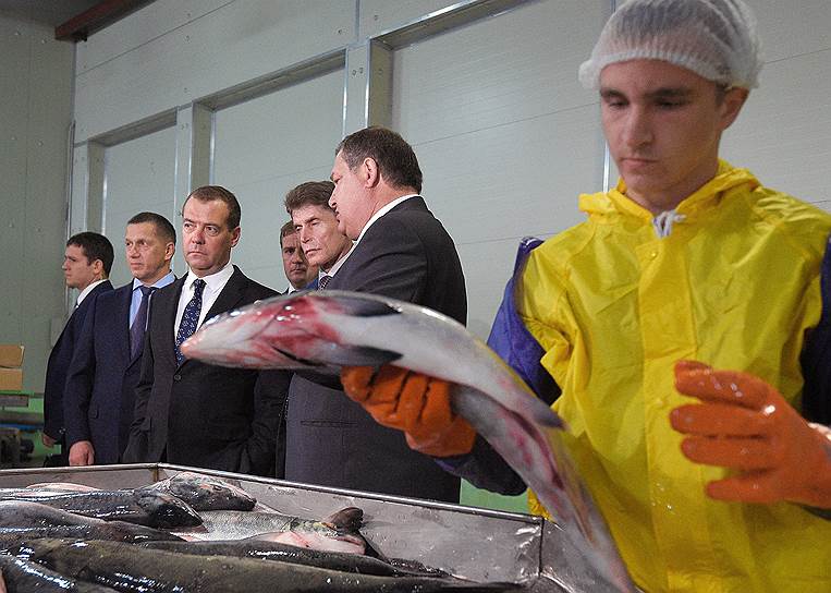 Премьер-министр России Дмитрий Медведев (третий слева), губернатор Сахалинской области Олег Кожемяко (третий справа) и полномочный представитель президента России в Дальневосточном федеральном округе Юрий Трутнев (второй слева) 