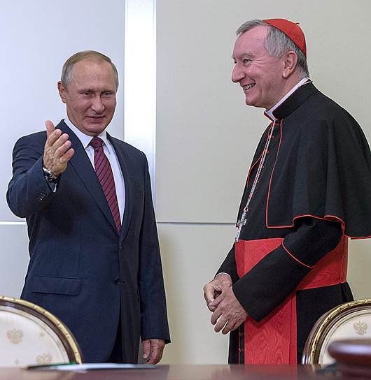 Президент России Владимир Путин (слева) и госсекретарь Ватикана Пьетро Паролин