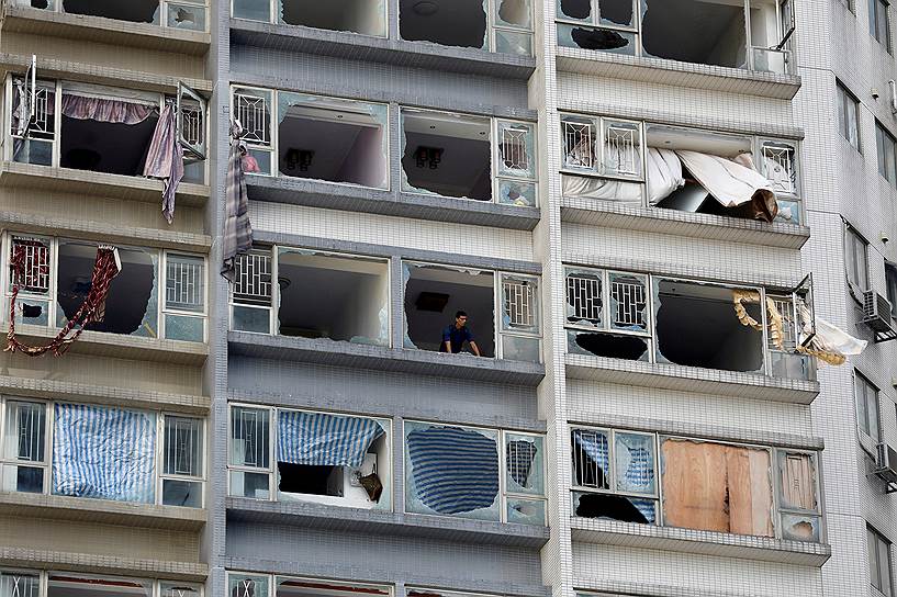 Макао, Китай. Поврежденный тайфуном Хато дом с выбитыми окнами
