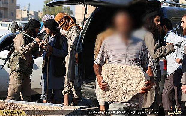 В июле 2015 года игиловцы устроили показательную акцию для исламистских СМИ: камера зафиксировала, как боевики из «отряда истребителей» якобы разбивают вывезенные из музеев Пальмиры древности