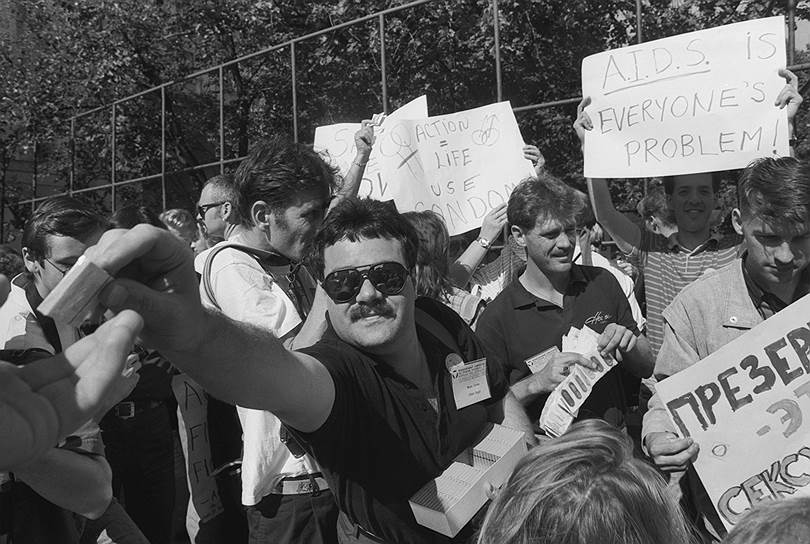 Участники Международного симпозиума по правам человека и борьбе со СПИДом во время акции по раздаче презервативов. 30 июля 1991 года