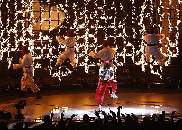 Кендрик Ламар, получивший в этом году шесть статуэток, исполнил на VMA-2017 две свои песни — DNA и Humble