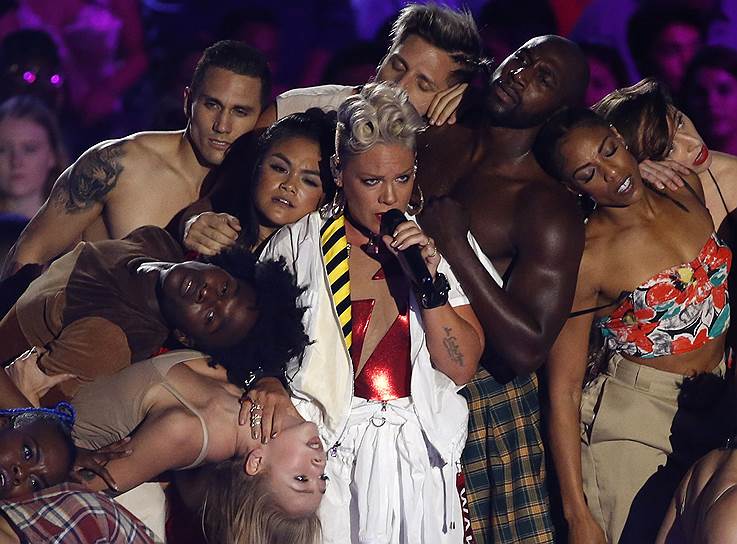 Pink исполнила на VMA-2017 попурри из восьми своих песен