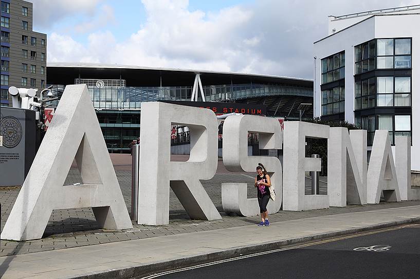 Каменные буквы стали барьером у входа на стадион &quot;Арсенала&quot; в Лондоне, Великобритания