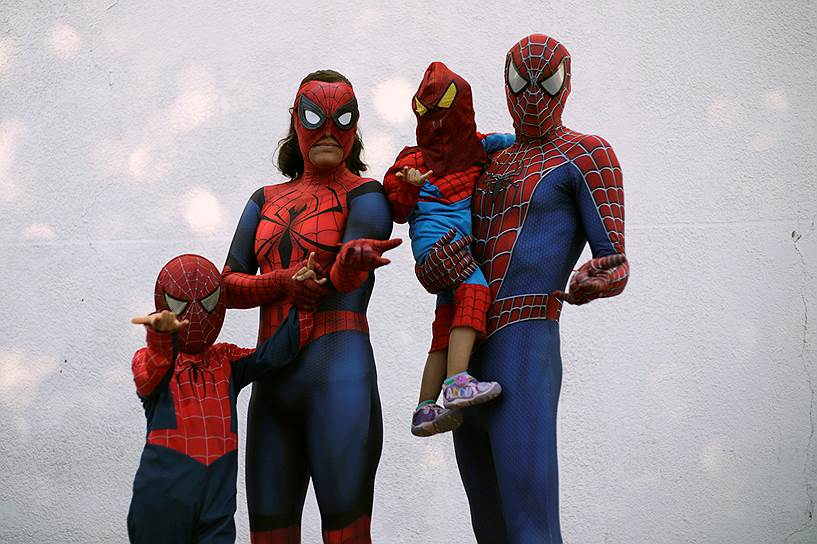 Мехико, Мексика. Семья в костюмах героя комиксов человека-паука