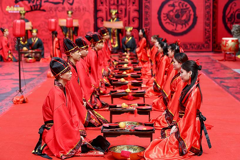 Хэнъян, Китай. Пары участвуют в традиционной церемонии бракосочетания во время китайского праздника Циси, который называют китайским днем влюбленных 

