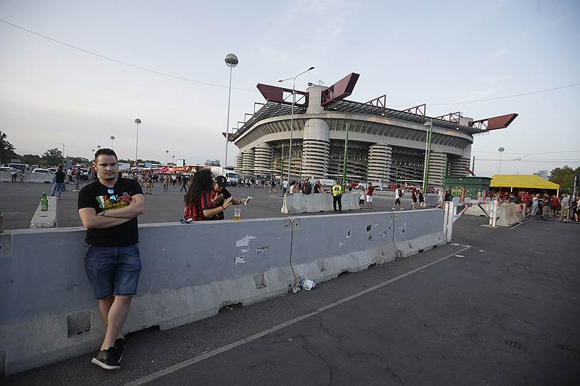 Заграждения у входа на стадион в Милане, Италия