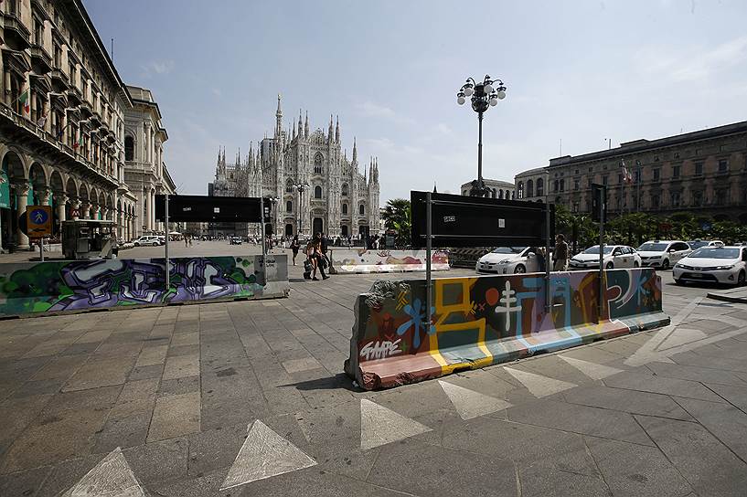 Барьеры для предотвращения проезда на площадь Дуомо в Милане, Италия