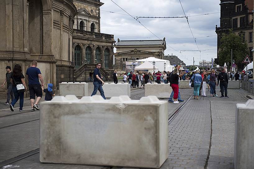 Бетонные барьеры на пути к центру Дрездена, Германия