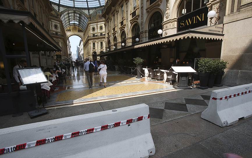 Заграждения от автомобилей у входа в галерею Виктора Эммануила II в Милане, Италия