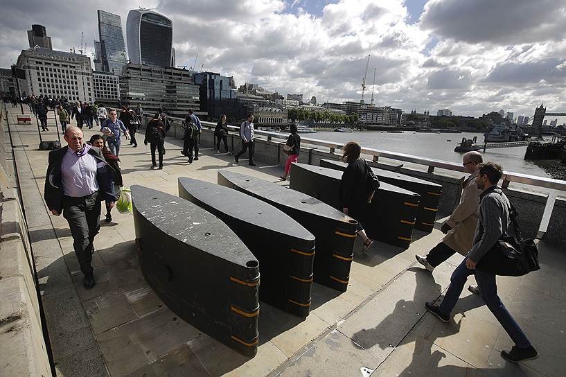Барьеры на Лондонском мосту, где при теракте в начале июня погибли 7 человек