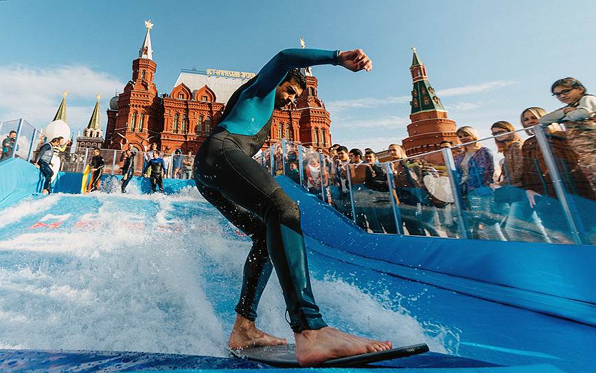 Москва, Россия. Вейк-парк с искусственными волнами для катания на флоурайде 
