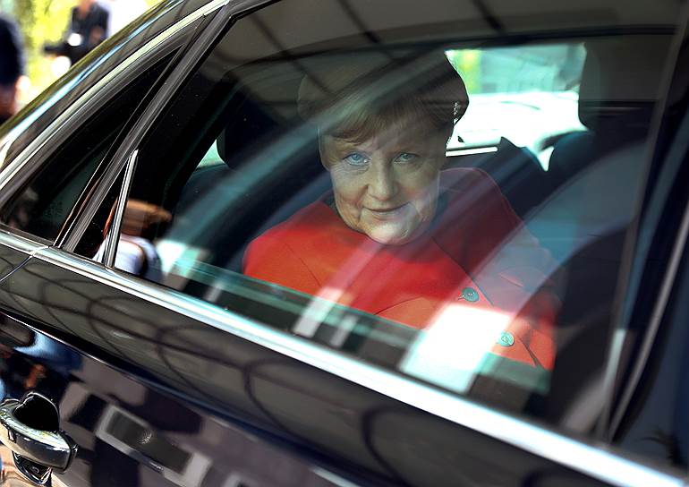 Берлин, Германия. Канцлер Ангела Меркель возвращается с пресс-конференции 