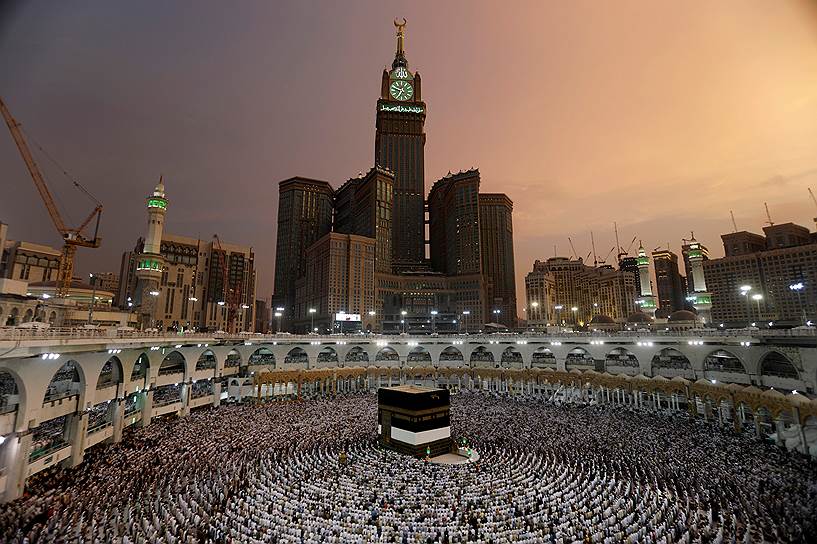 Мекка, Саудовская Аравия. Мусульмане перед началом ежегодного хаджа в мечети аль-Харам