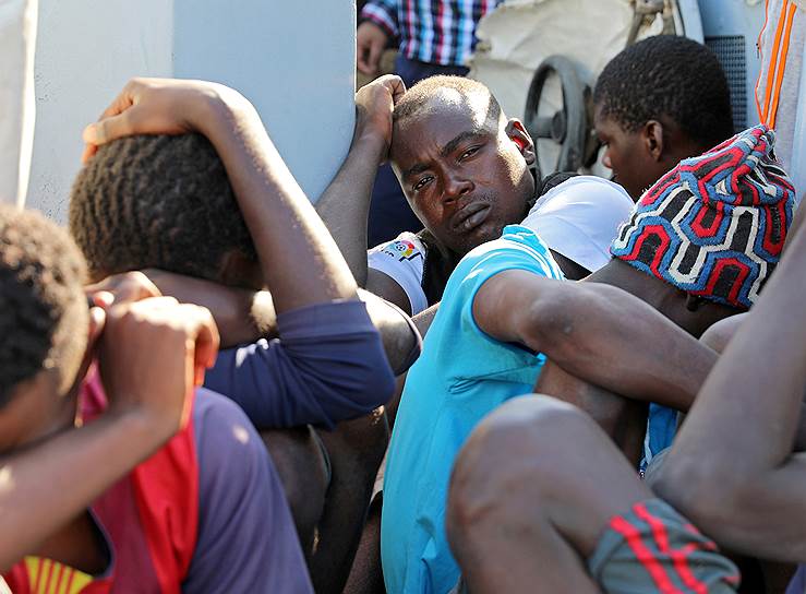 Триполи, Ливия. Мигранты, спасенные береговой охраной, направляются на морскую базу