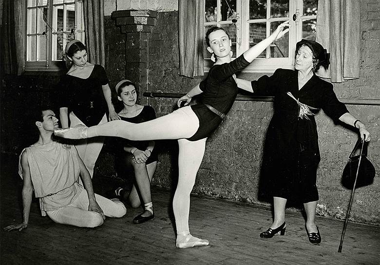 «Современные танцовщицы много сильнее прежних по своей технике, и в этом я ничего не вижу плохого. Техника идет вперед — это естественно, но у них нет той силы в игре, которая была раньше»&lt;br>
В 1929 году Кшесинская открыла собственную балетную студию в Париже. Вышла на сцену в последний раз в июле 1936 года, ее выступление вызвало восторг публики лондонского «Ковент-Гардена» — 63-летнюю балерину вызывали на бис 18 раз. Незадолго до своего 100-летия, 6 декабря 1971 года, скончалась в Париже. На могиле на кладбище Сент-Женевьев-де-Буа выгравировано: «Светлейшая княгиня Мария Феликсовна Романовская-Красинская, заслуженная артистка императорских театров Кшесинская»