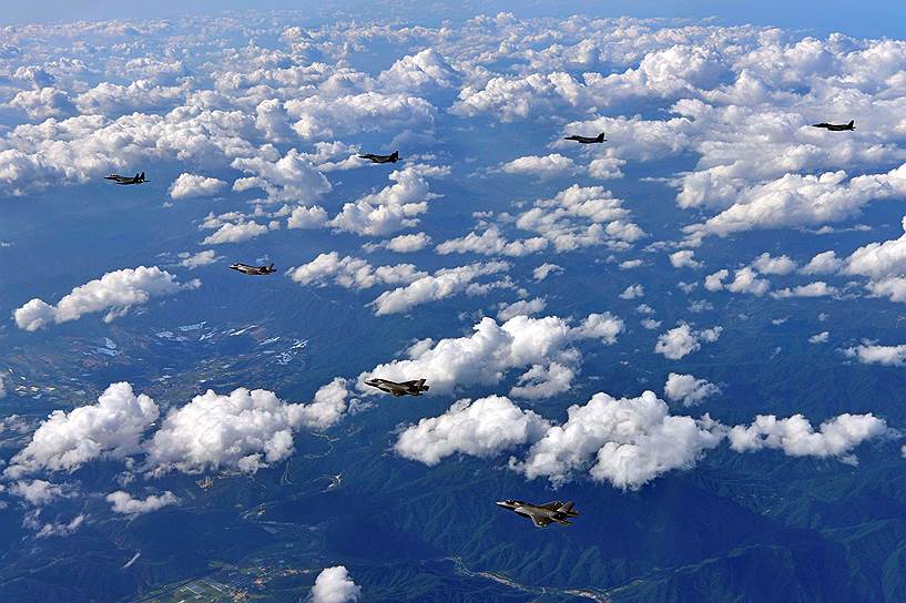 Южная Корея. Реактивные истребители F-35B морской пехоты США и F-15K ВВС Южной Кореи во время совместных военных учений 