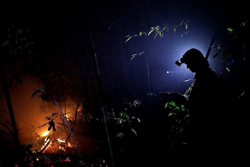 Бразилиа, Бразилия. Волонтер принимает участие в тушении лесного пожара на севере Национального парка страны