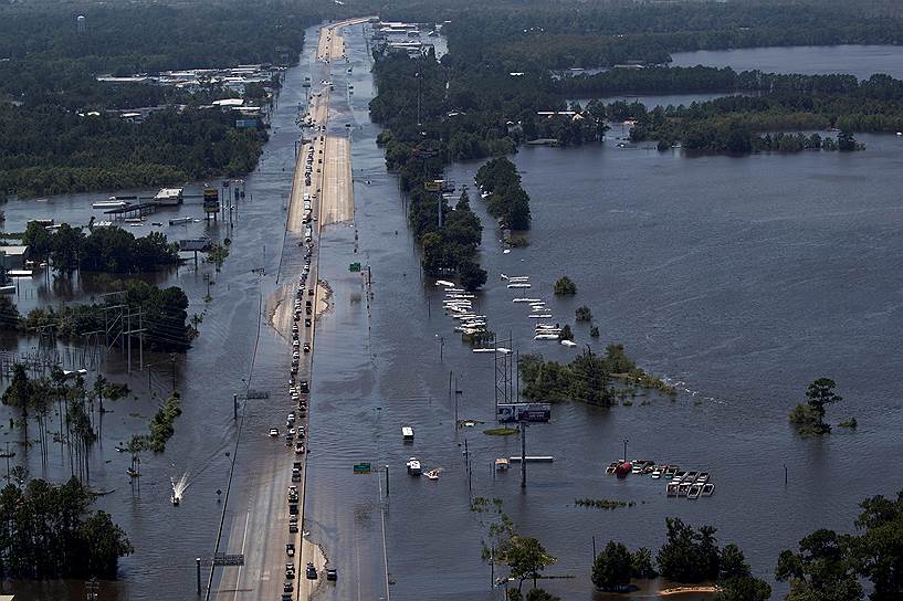 Техас, США. Машины едут по затопленной в результате урагана «Харви» федеральной трассе